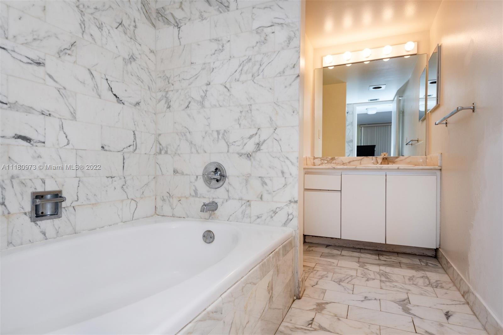 2555 Collins Ave Unit: 2200