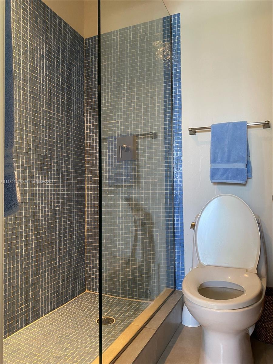1043 Hillsboro Mile Unit: 16C