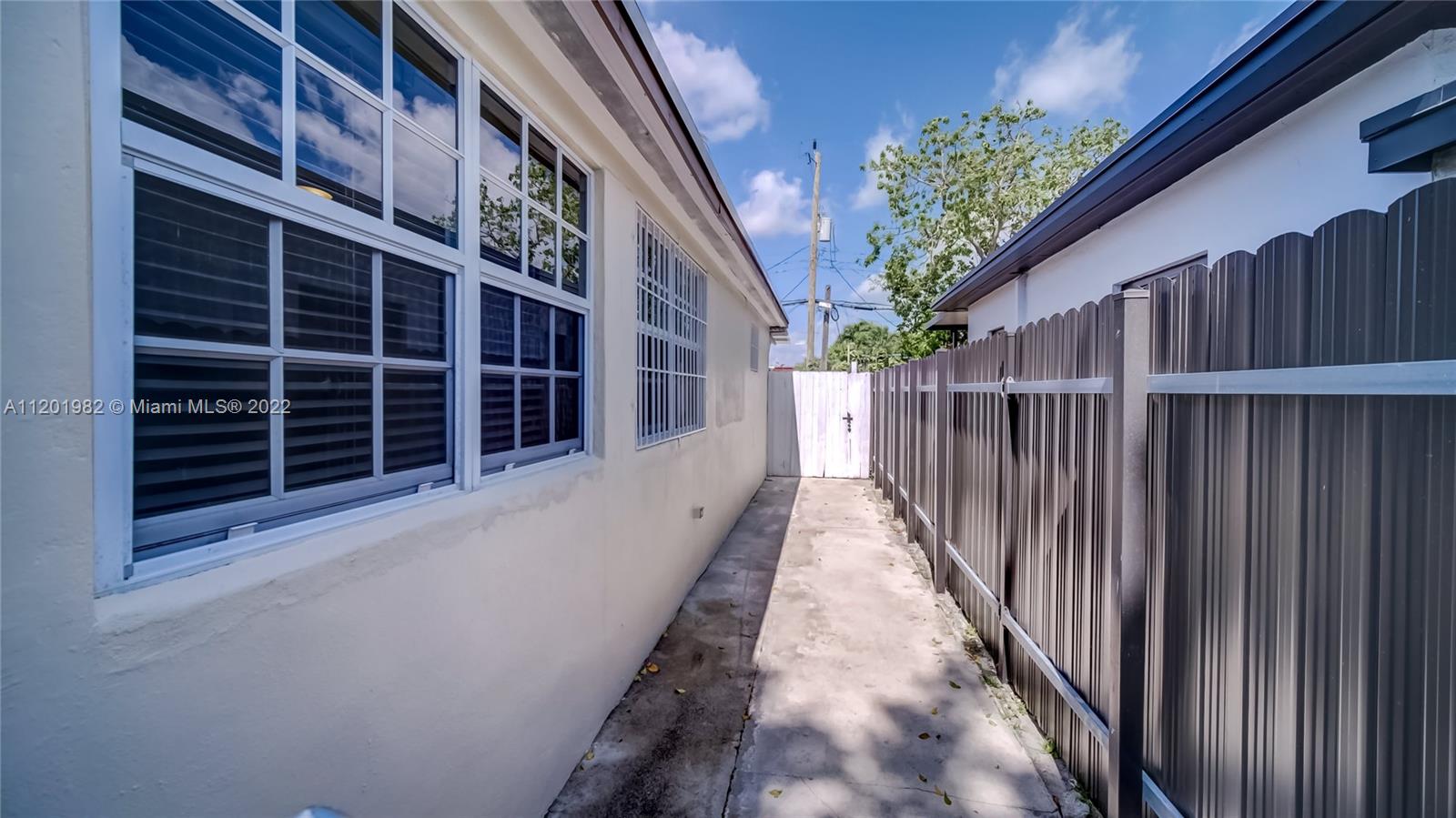 230 SW 52nd Ave