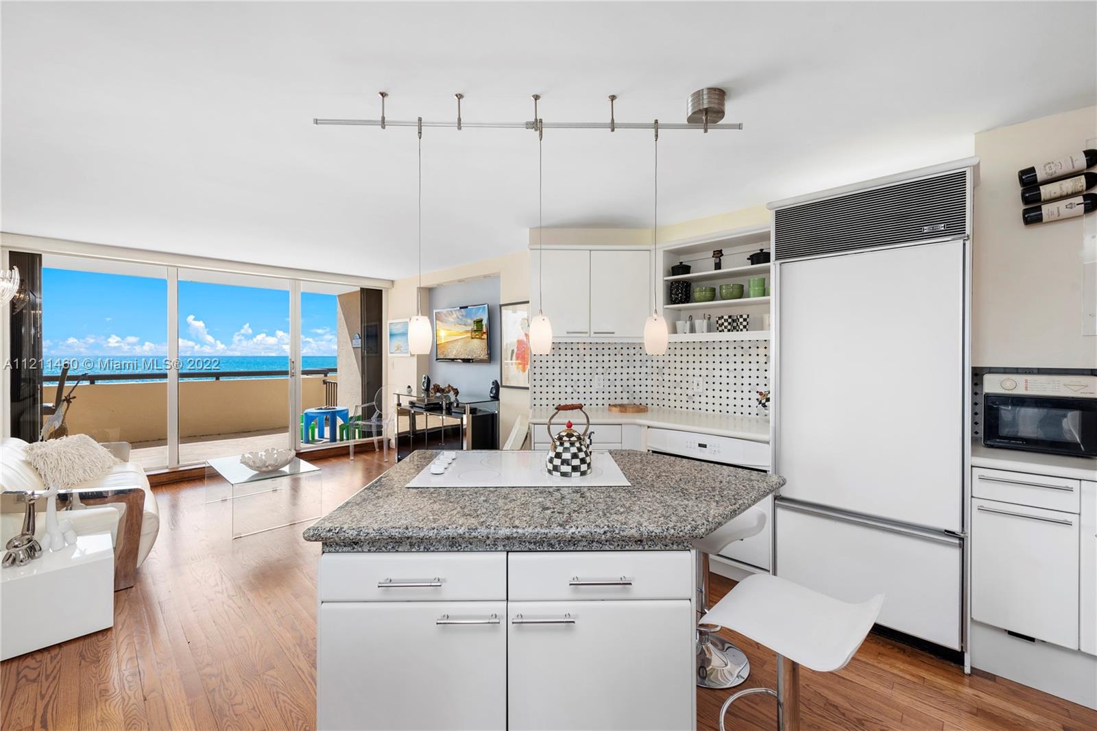 2555 Collins Ave Unit: 607