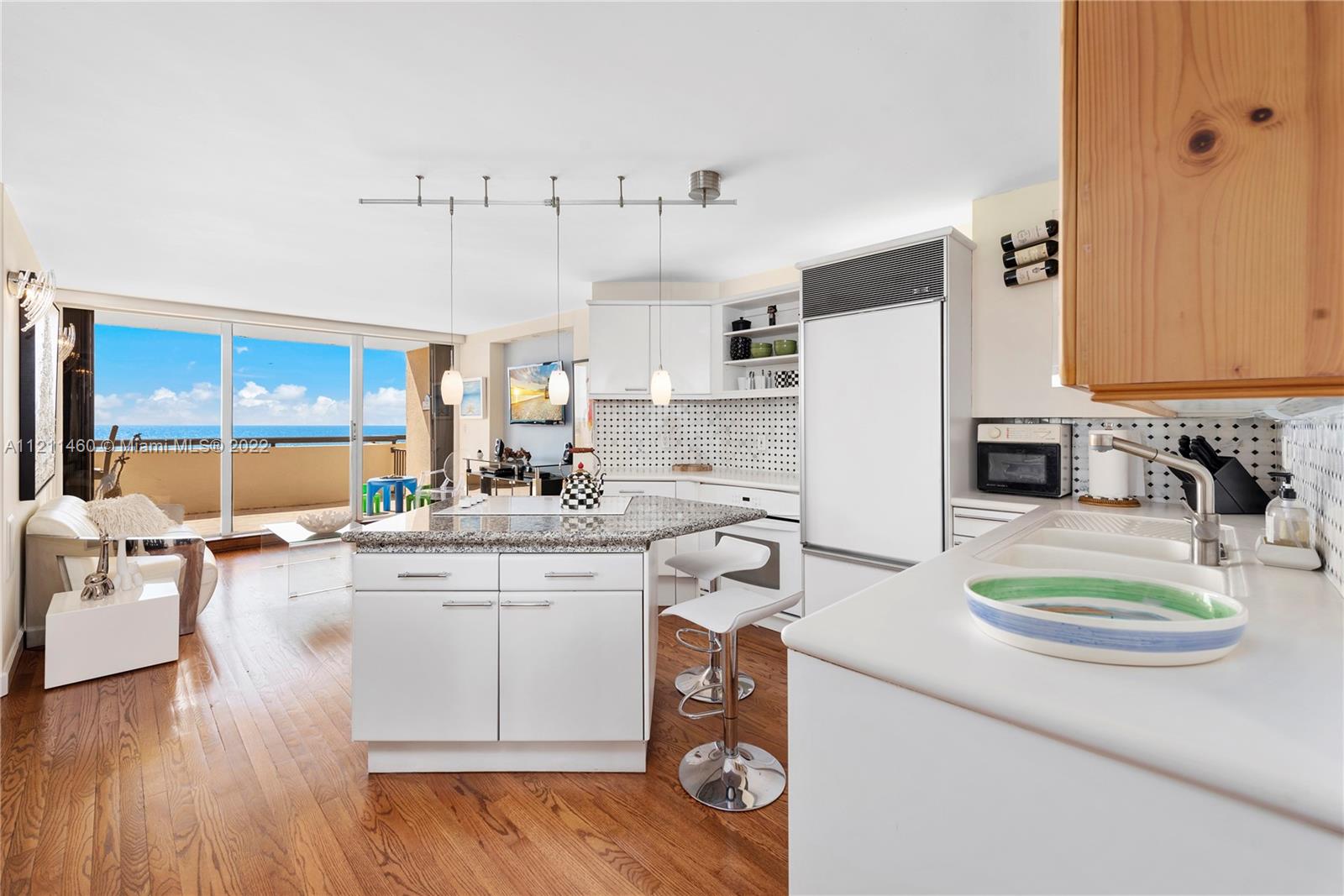 2555 Collins Ave Unit: 607