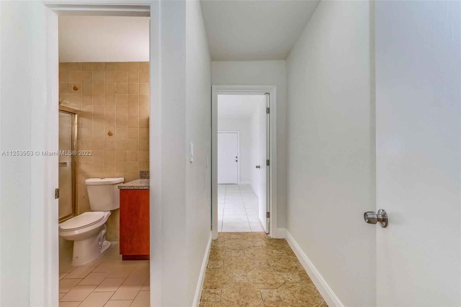 1051 W 59th Pl