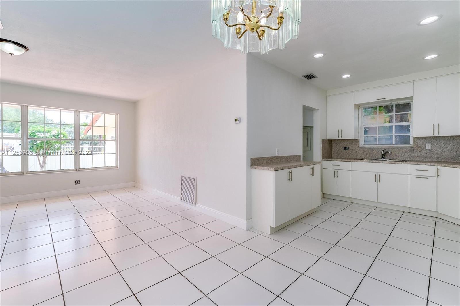 1051 W 59th Pl