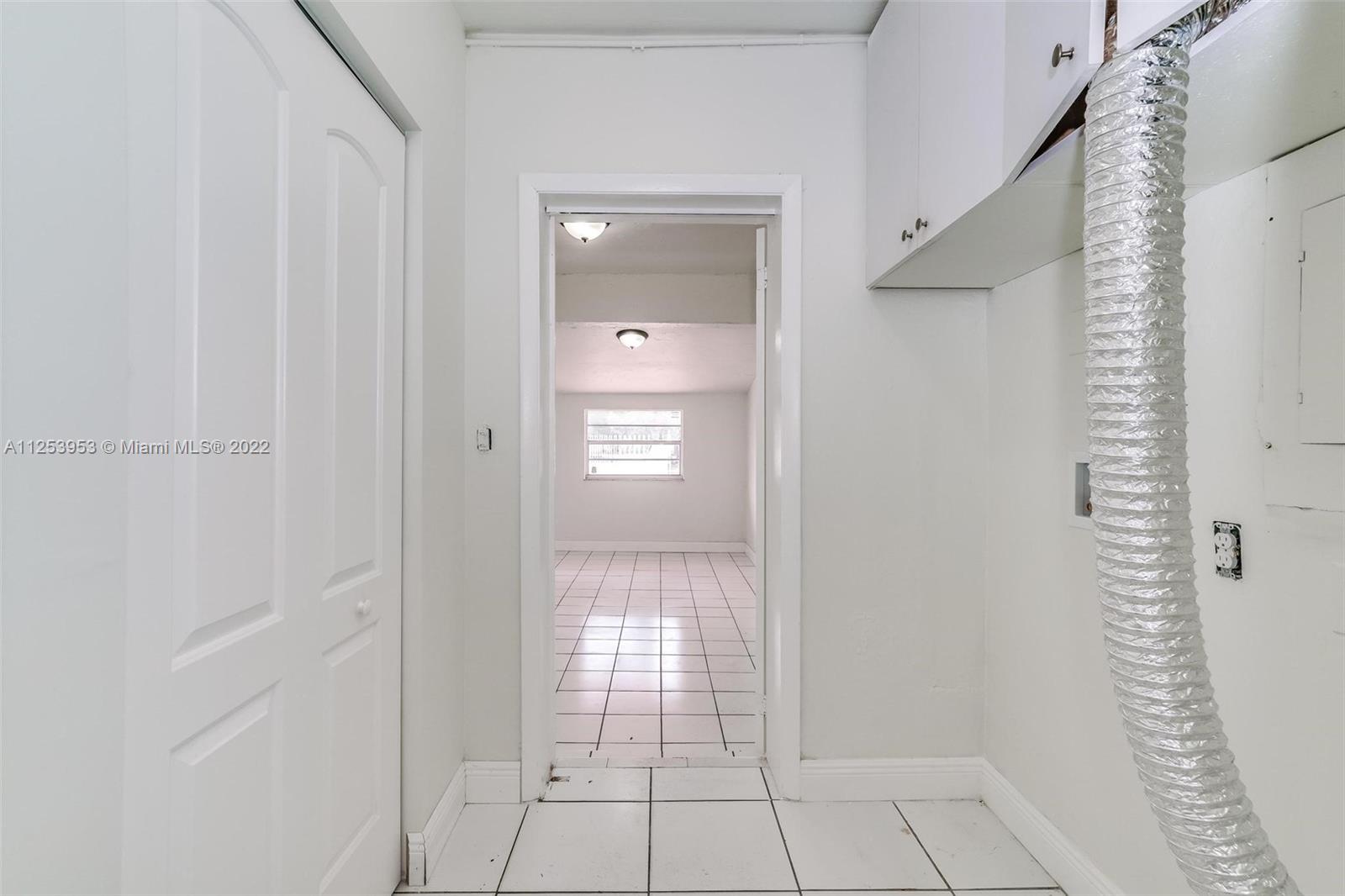 1051 W 59th Pl