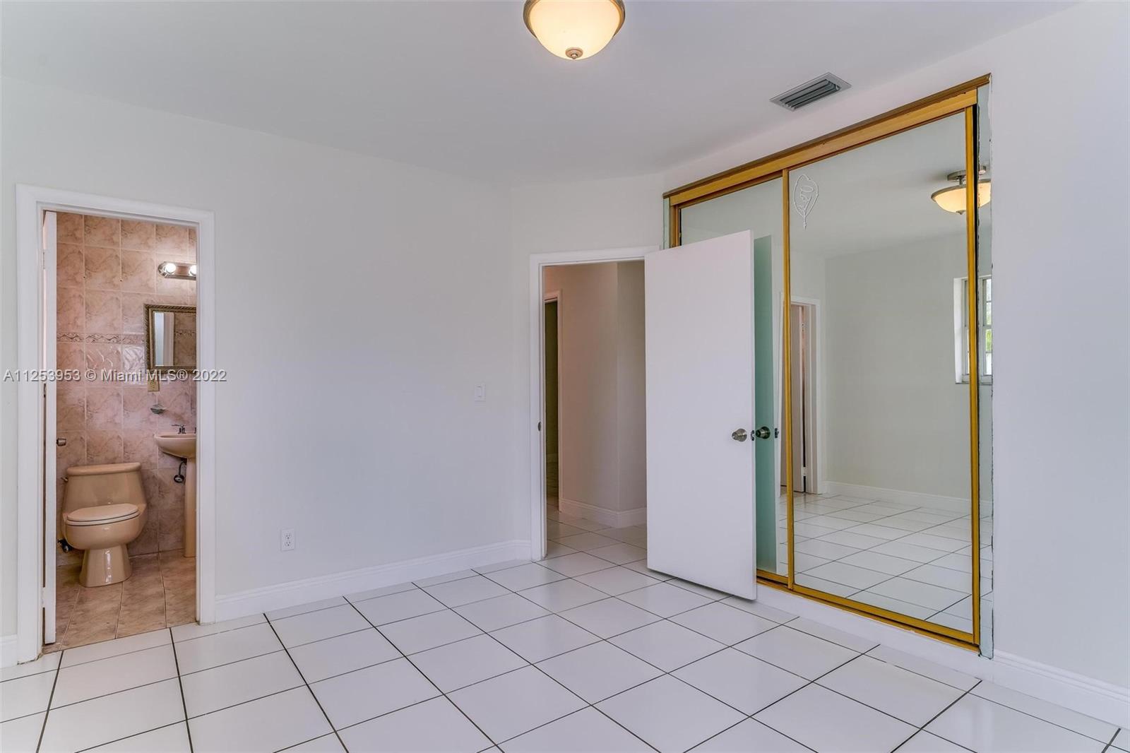 1051 W 59th Pl