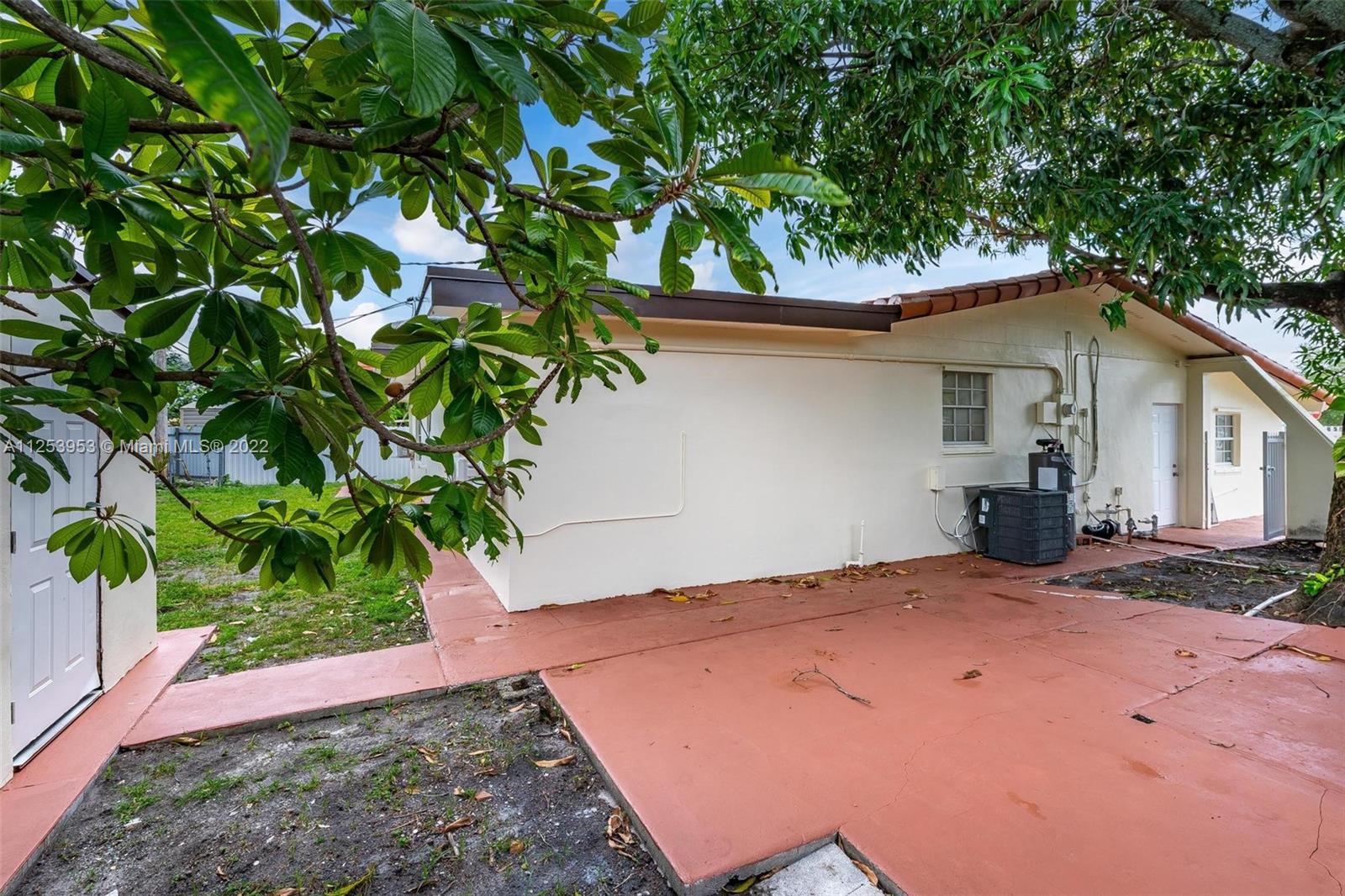 1051 W 59th Pl