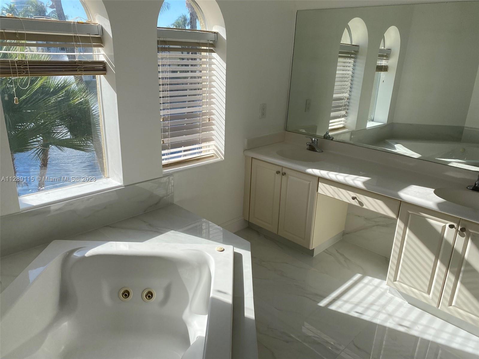 21032 NE 32nd Ave Unit: 21032