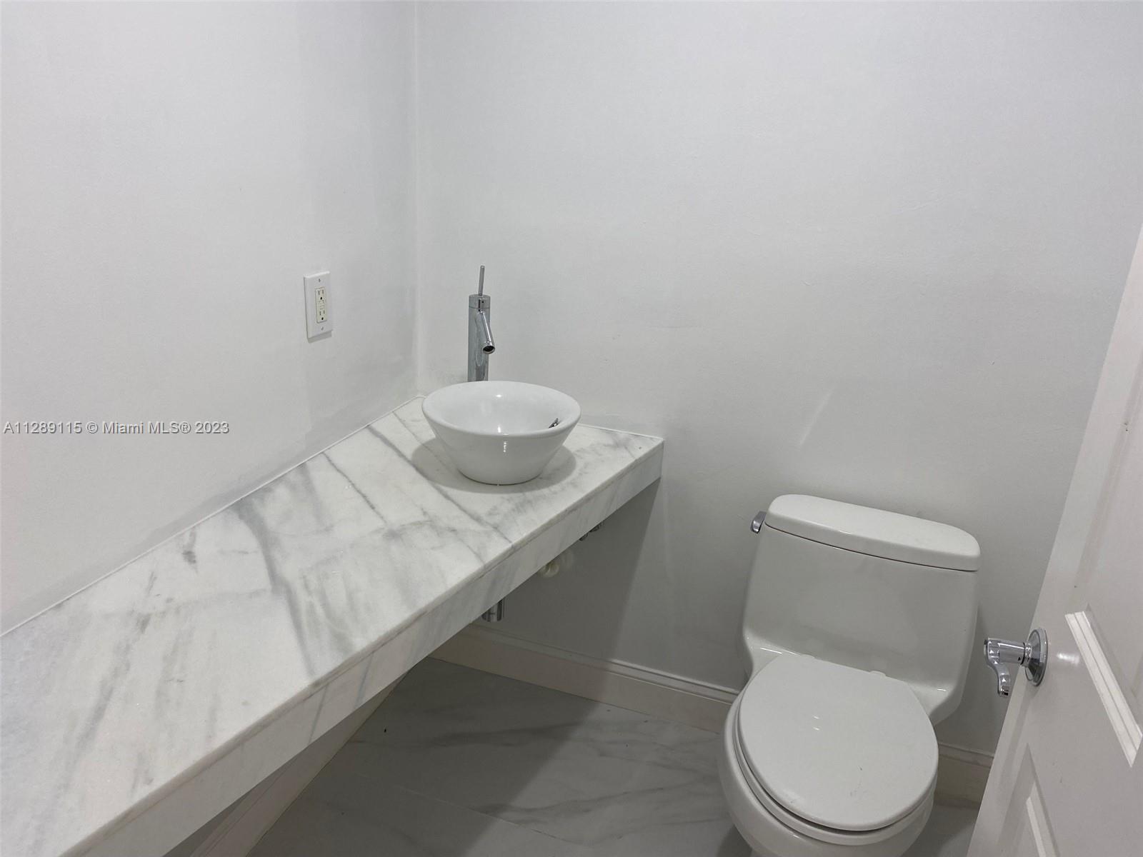 21032 NE 32nd Ave Unit: 21032