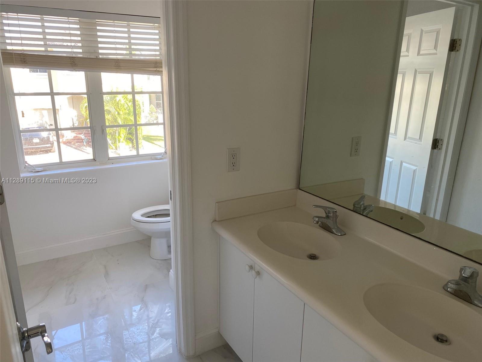 21032 NE 32nd Ave Unit: 21032