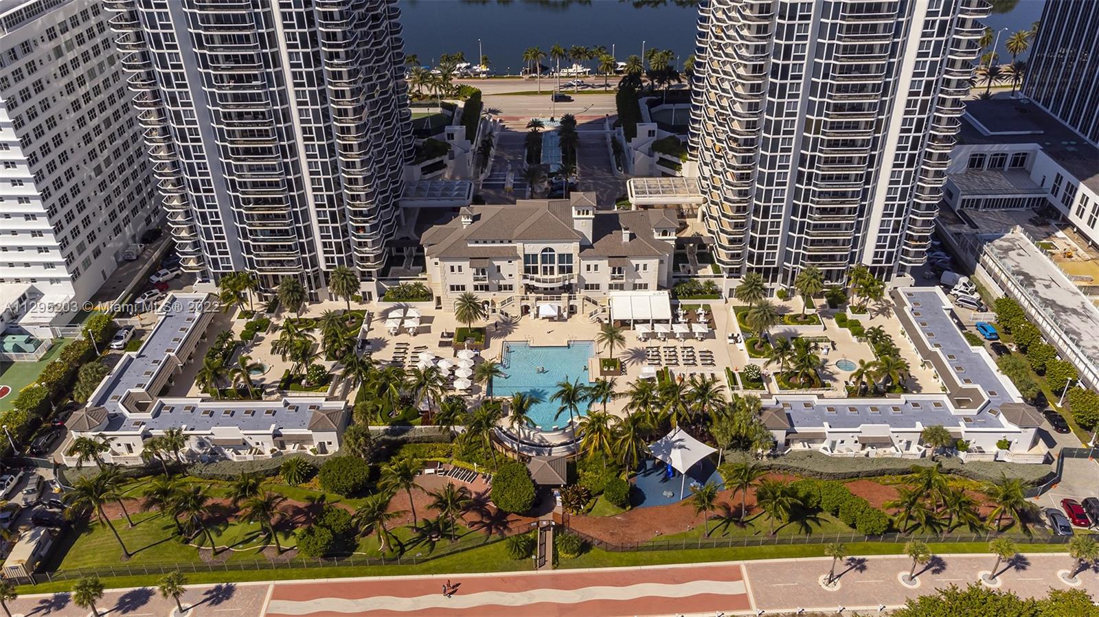 4779 Collins Ave Unit: 2007