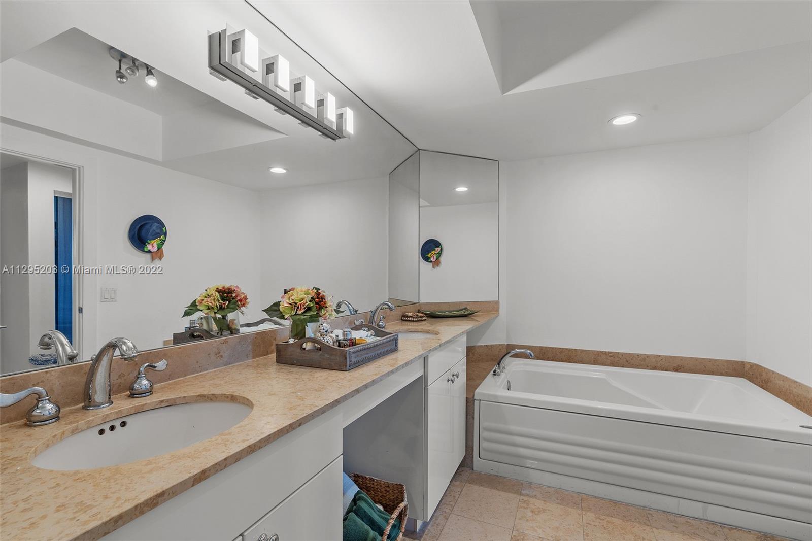 4779 Collins Ave Unit: 2007