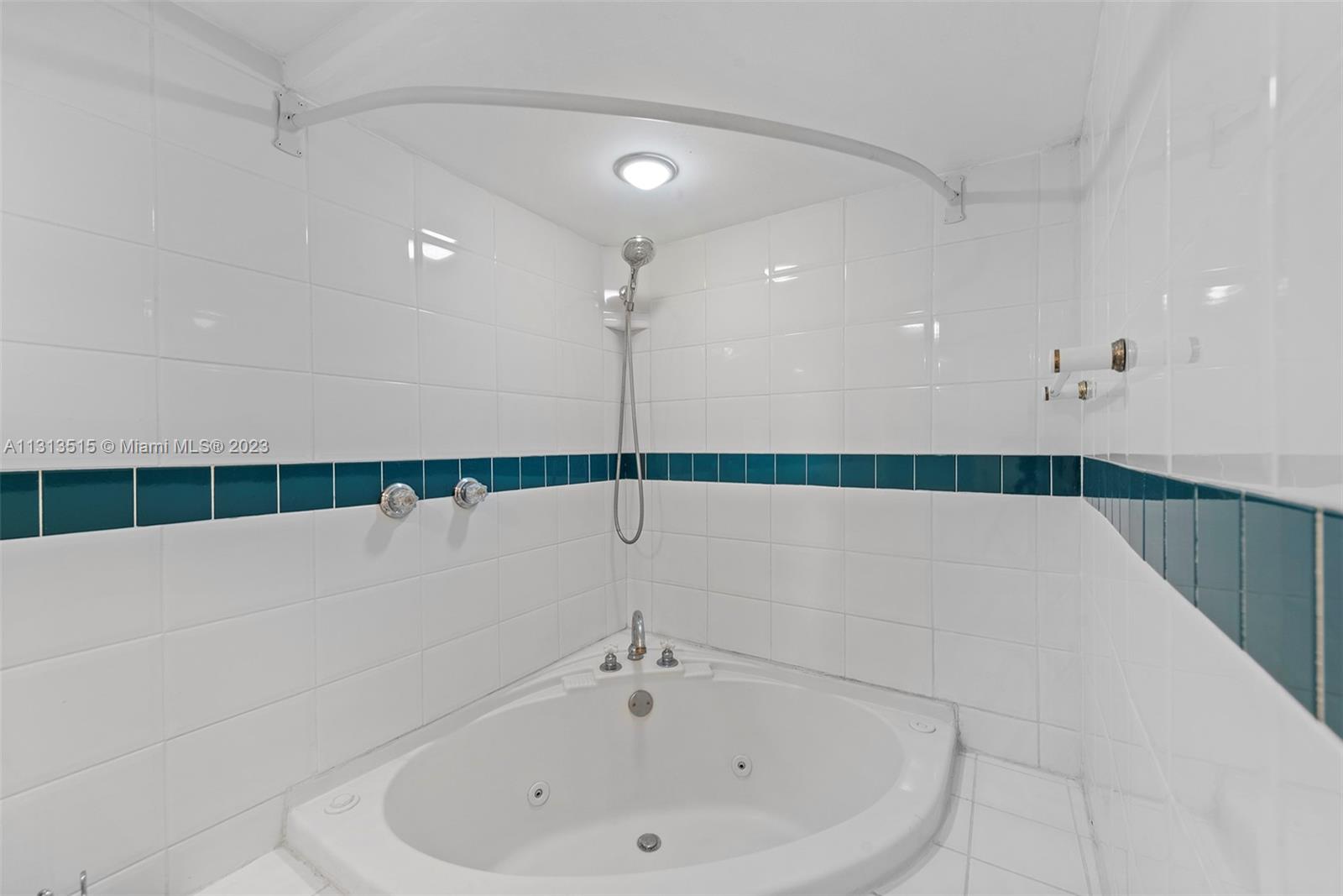 3745 NE 171st St Unit: 8