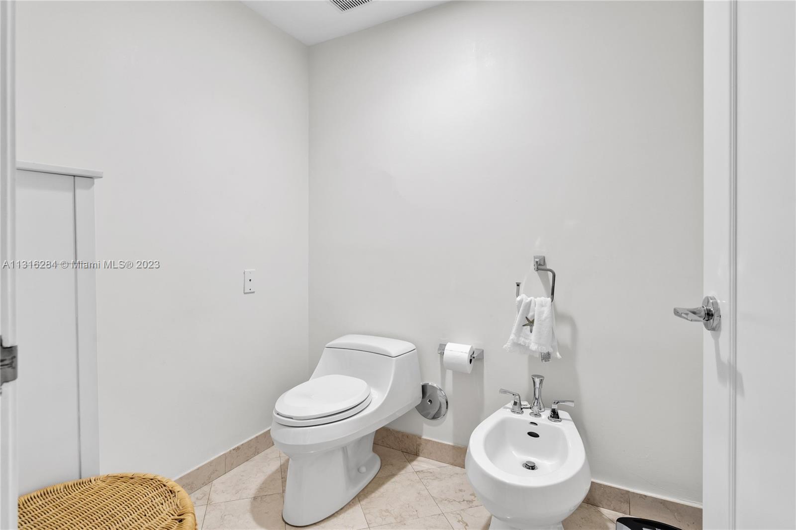 765 Crandon Blvd Unit: 207