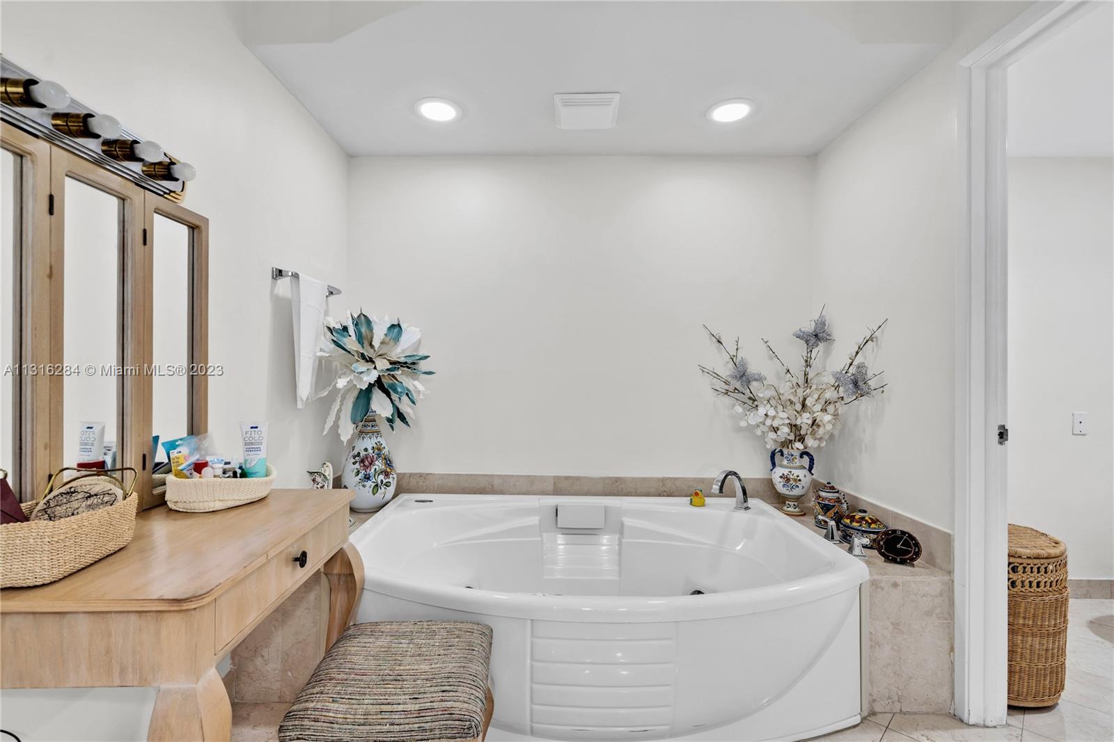 765 Crandon Blvd Unit: 207