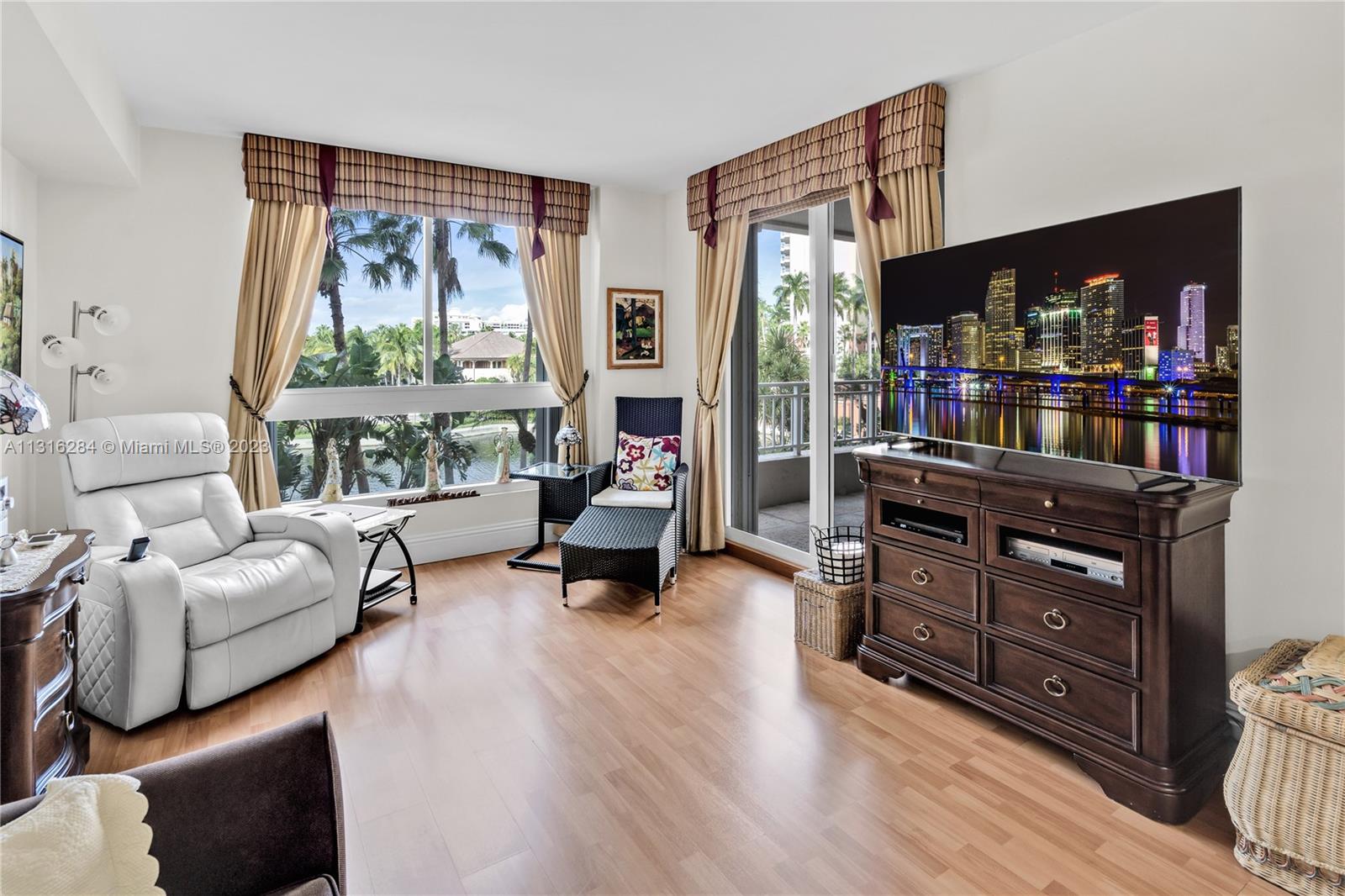 765 Crandon Blvd Unit: 207