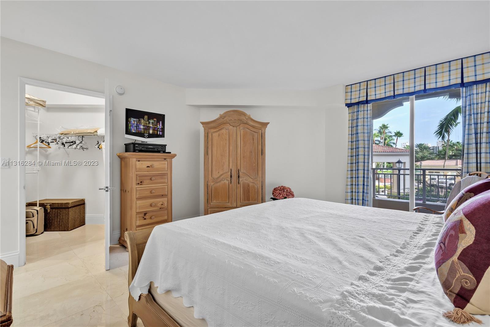 765 Crandon Blvd Unit: 207