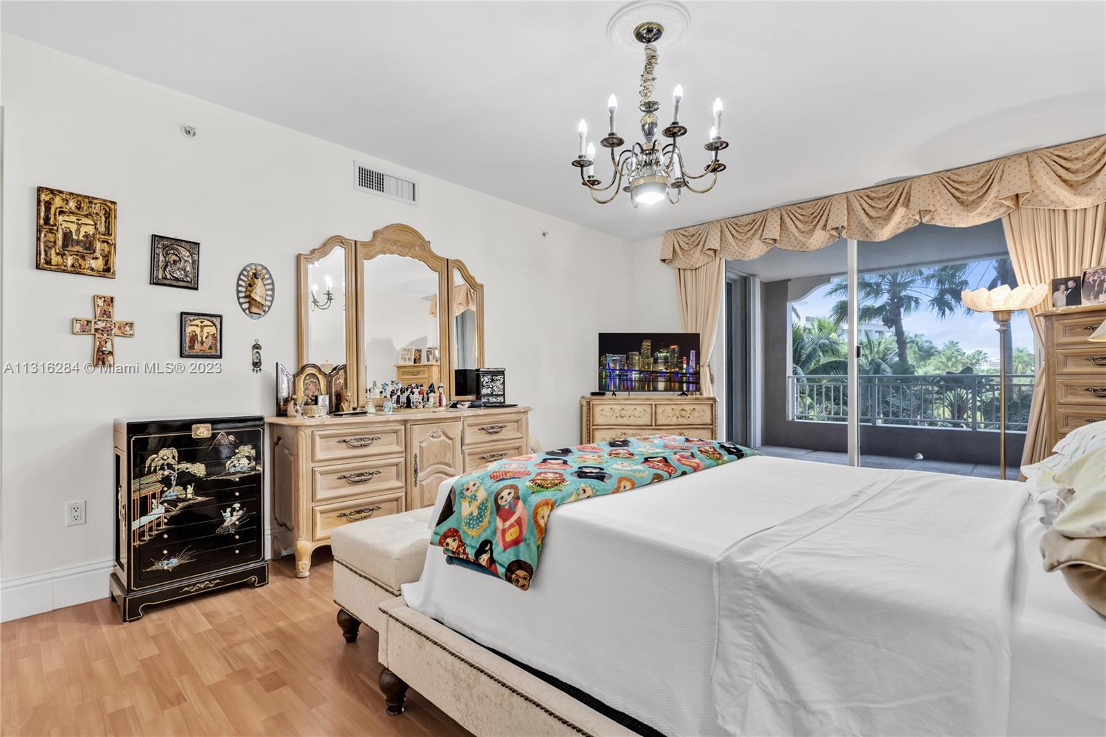 765 Crandon Blvd Unit: 207