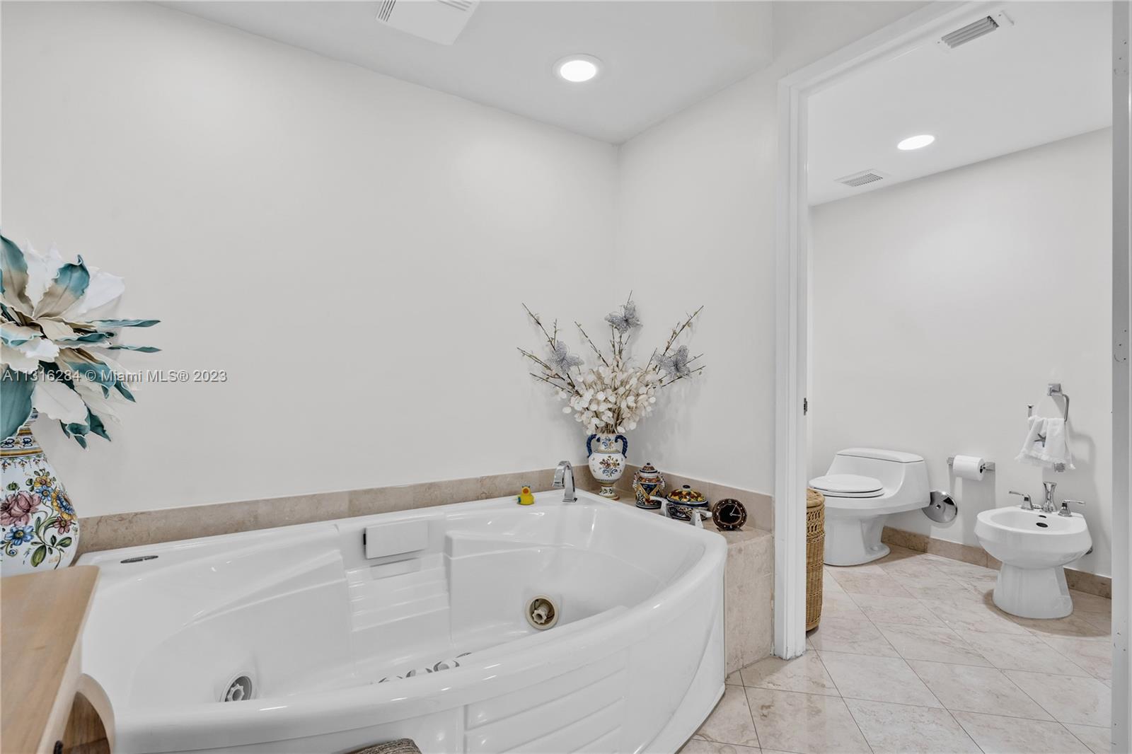 765 Crandon Blvd Unit: 207
