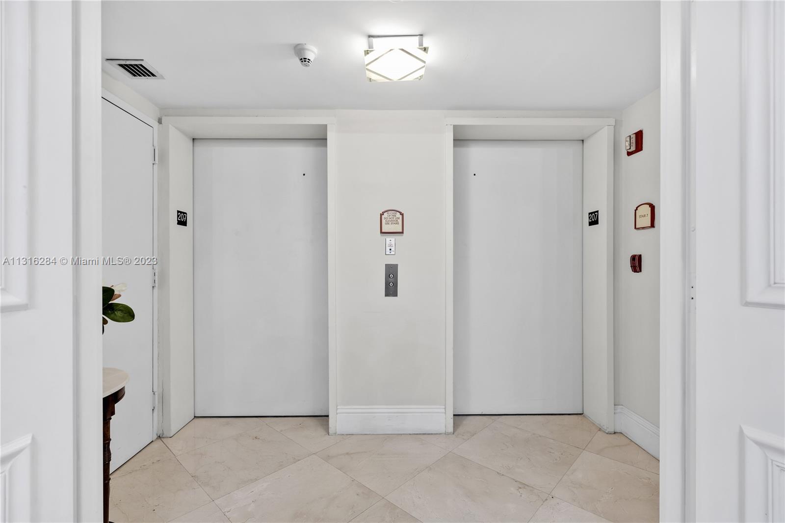 765 Crandon Blvd Unit: 207