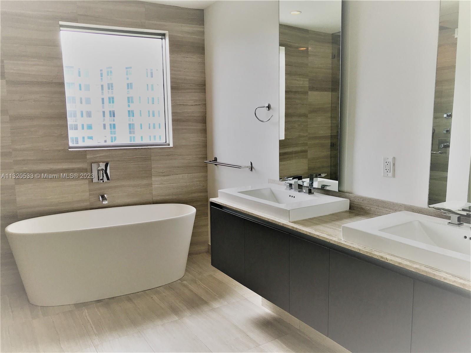 3250 NE 188 St Unit: 401