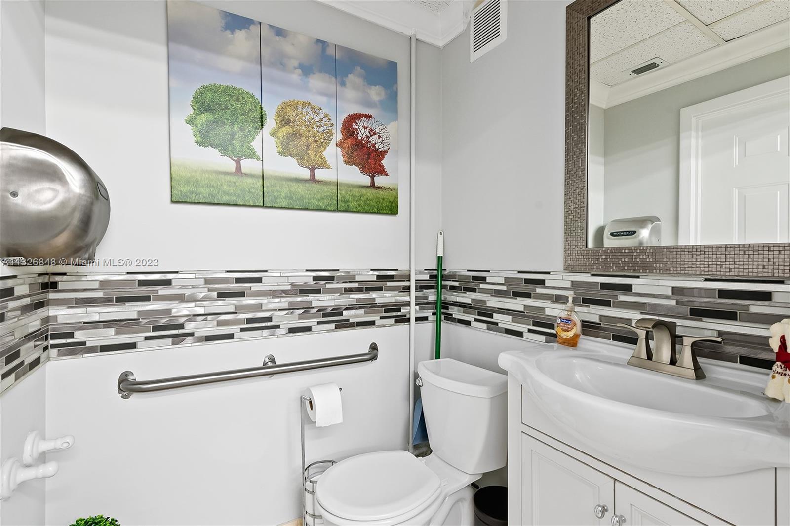 5329 Atlantic Ave Unit: 204