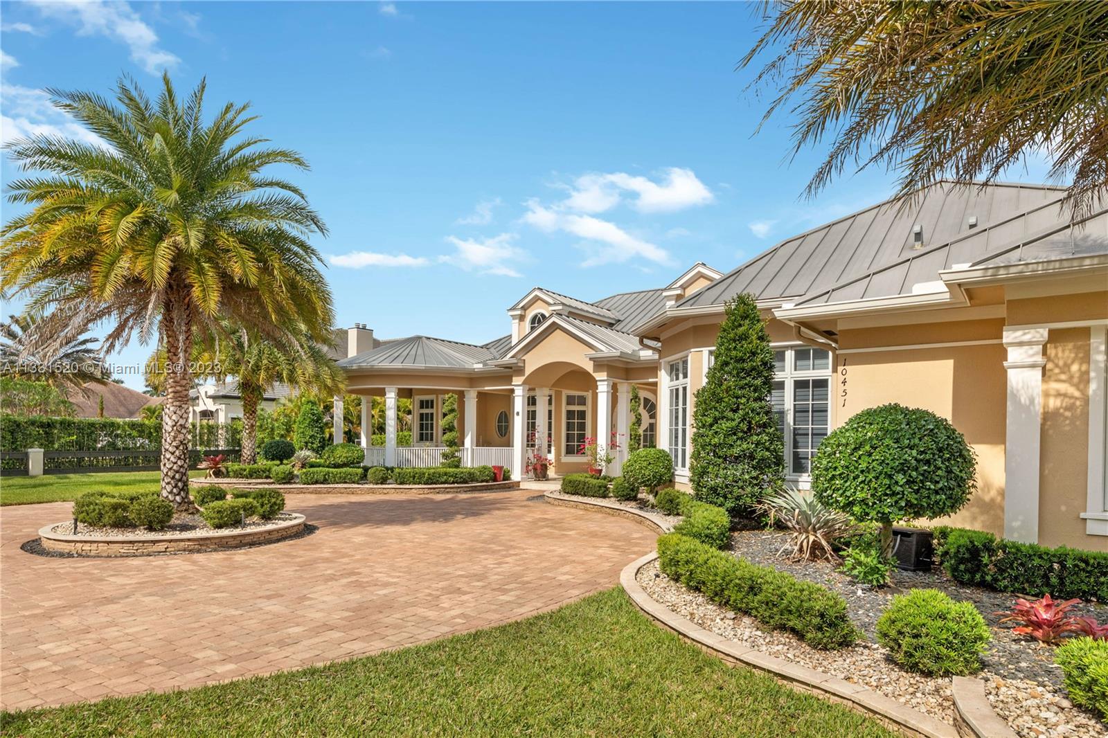 10451 S Camelot Cir