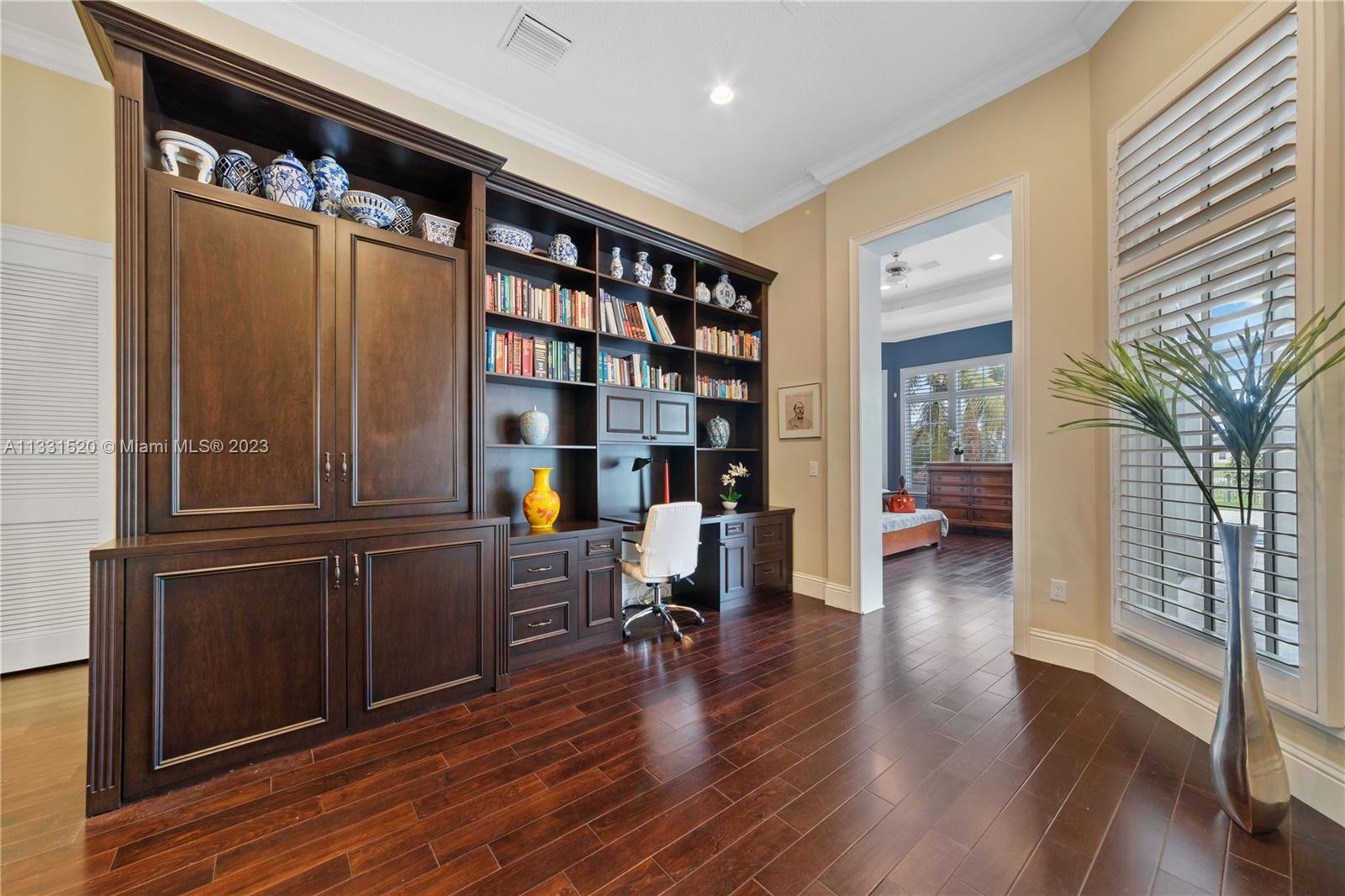 10451 S Camelot Cir