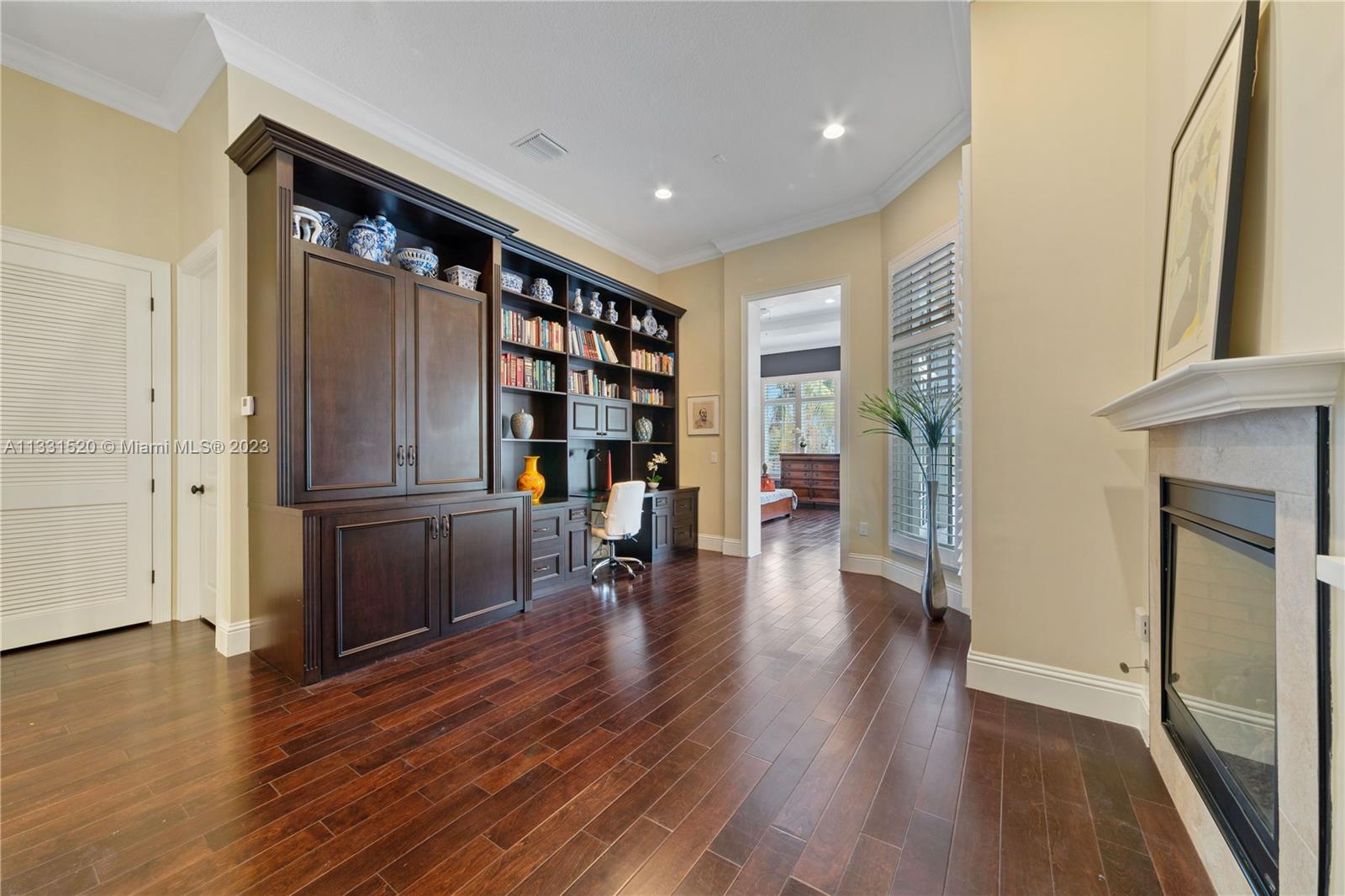 10451 S Camelot Cir