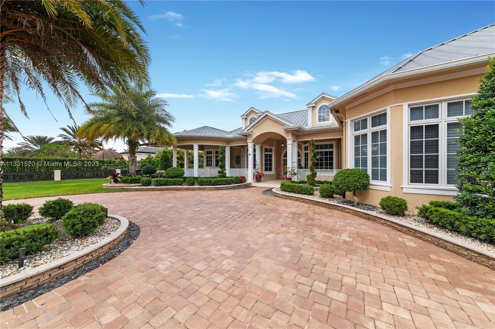 10451 S Camelot Cir