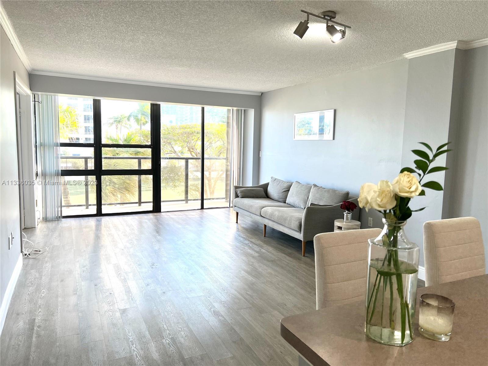 600 NE 36th St Unit: 211