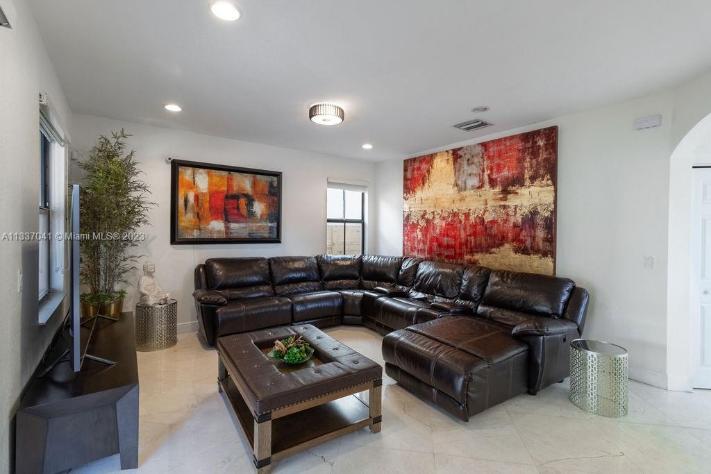 8810 NW 99th Path
