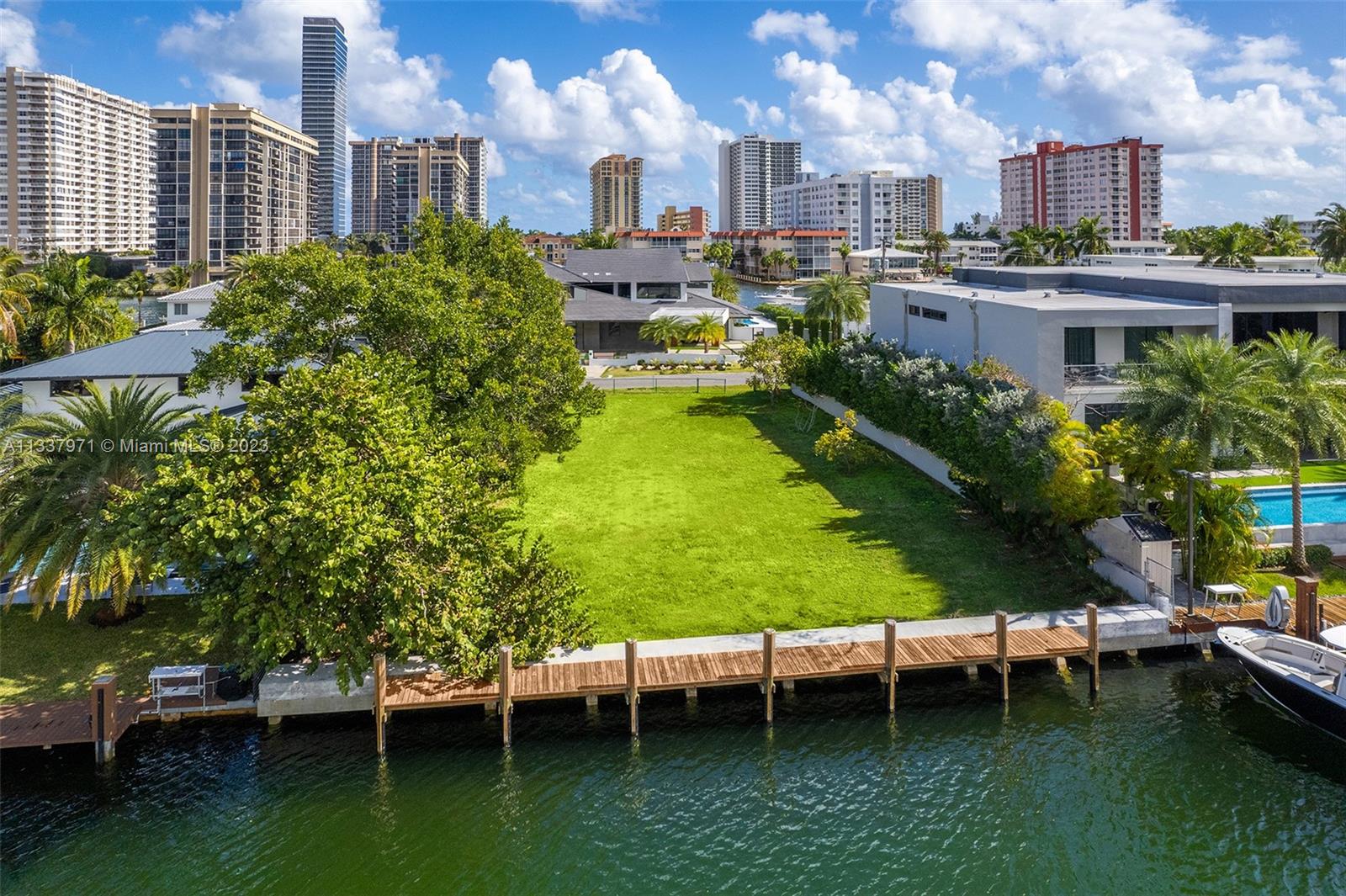 606 Palm Dr