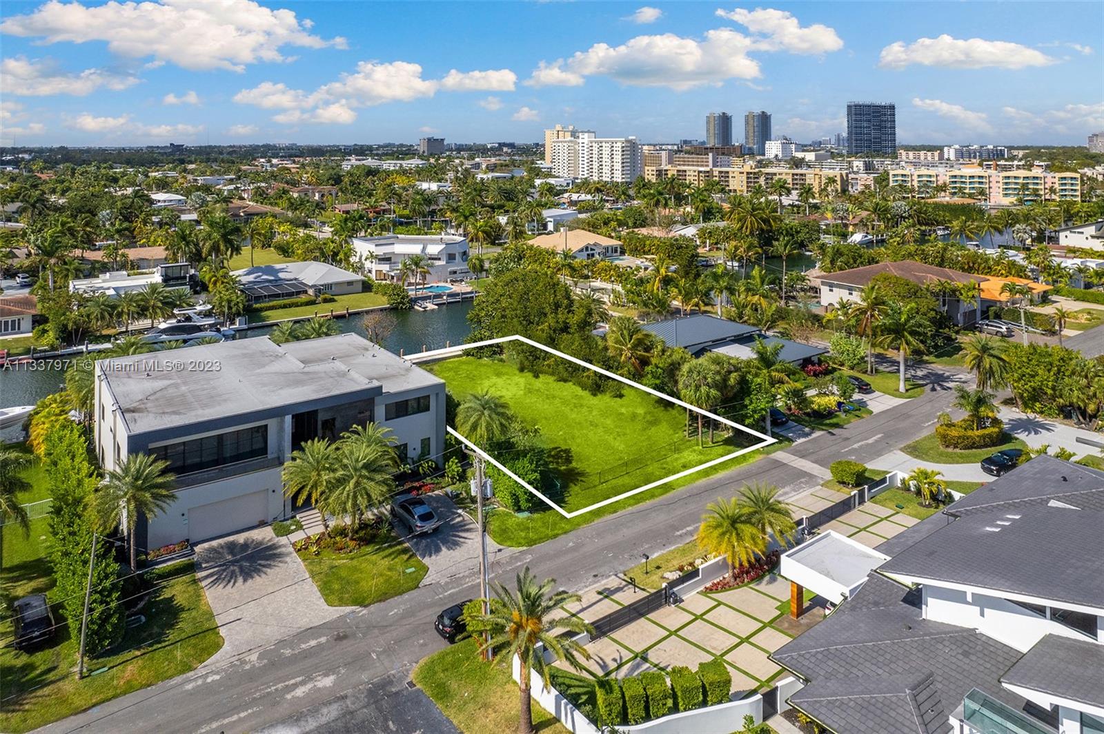 606 Palm Dr