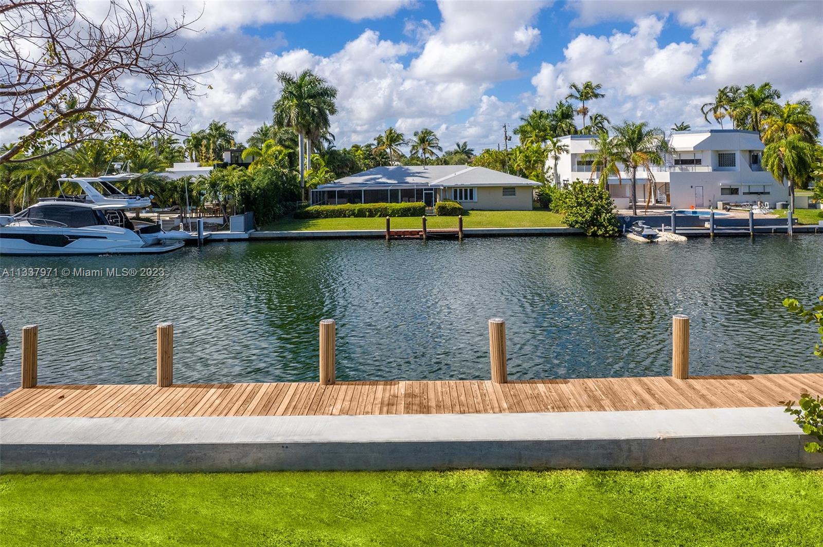 606 Palm Dr