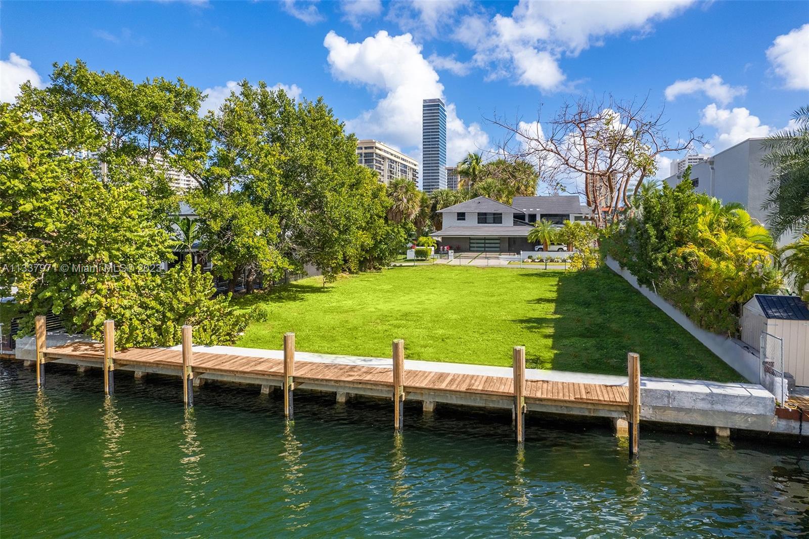 606 Palm Dr