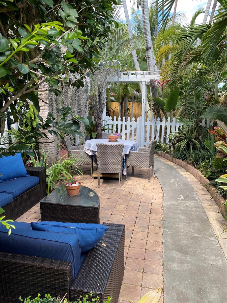 525 NE 63rd St Unit: 4