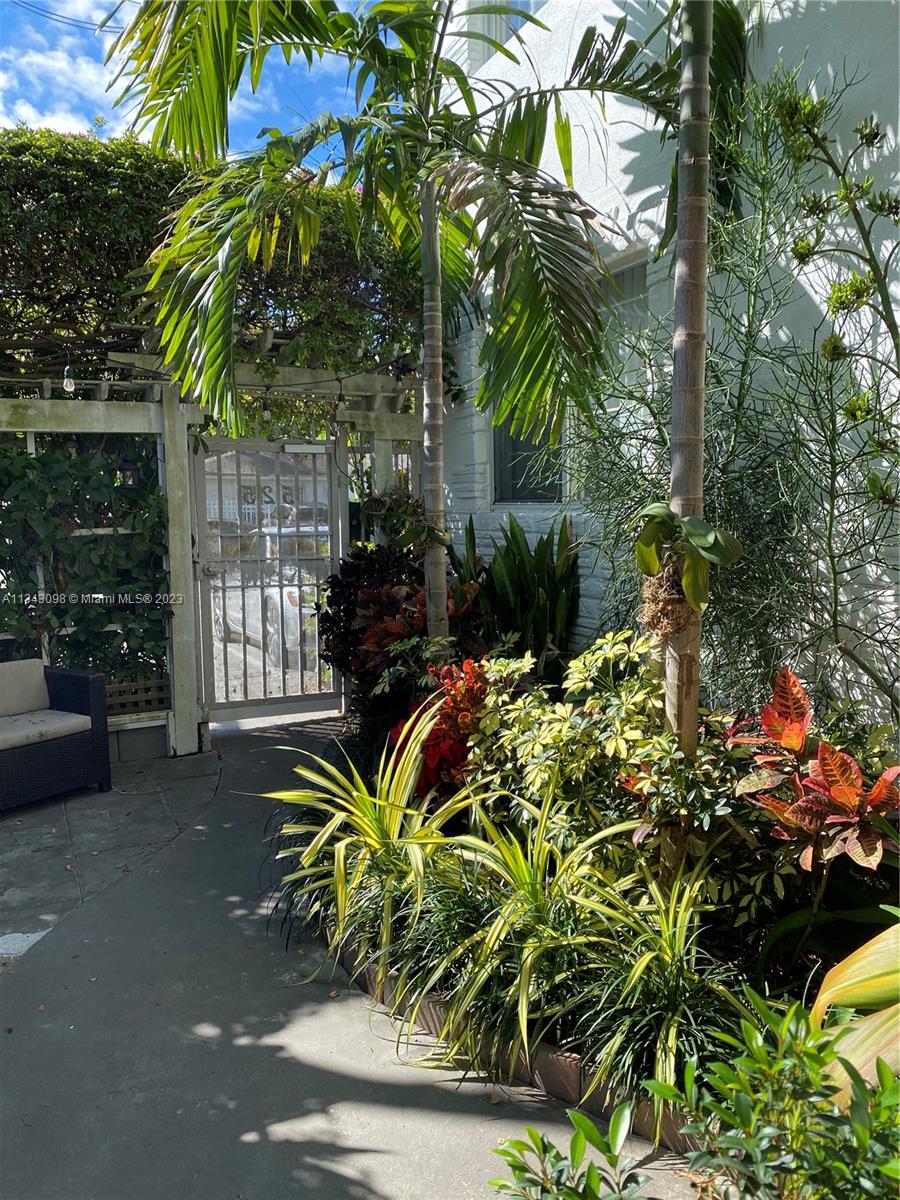 525 NE 63rd St Unit: 4