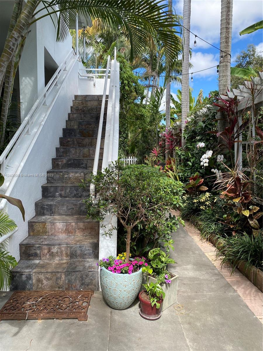 525 NE 63rd St Unit: 4