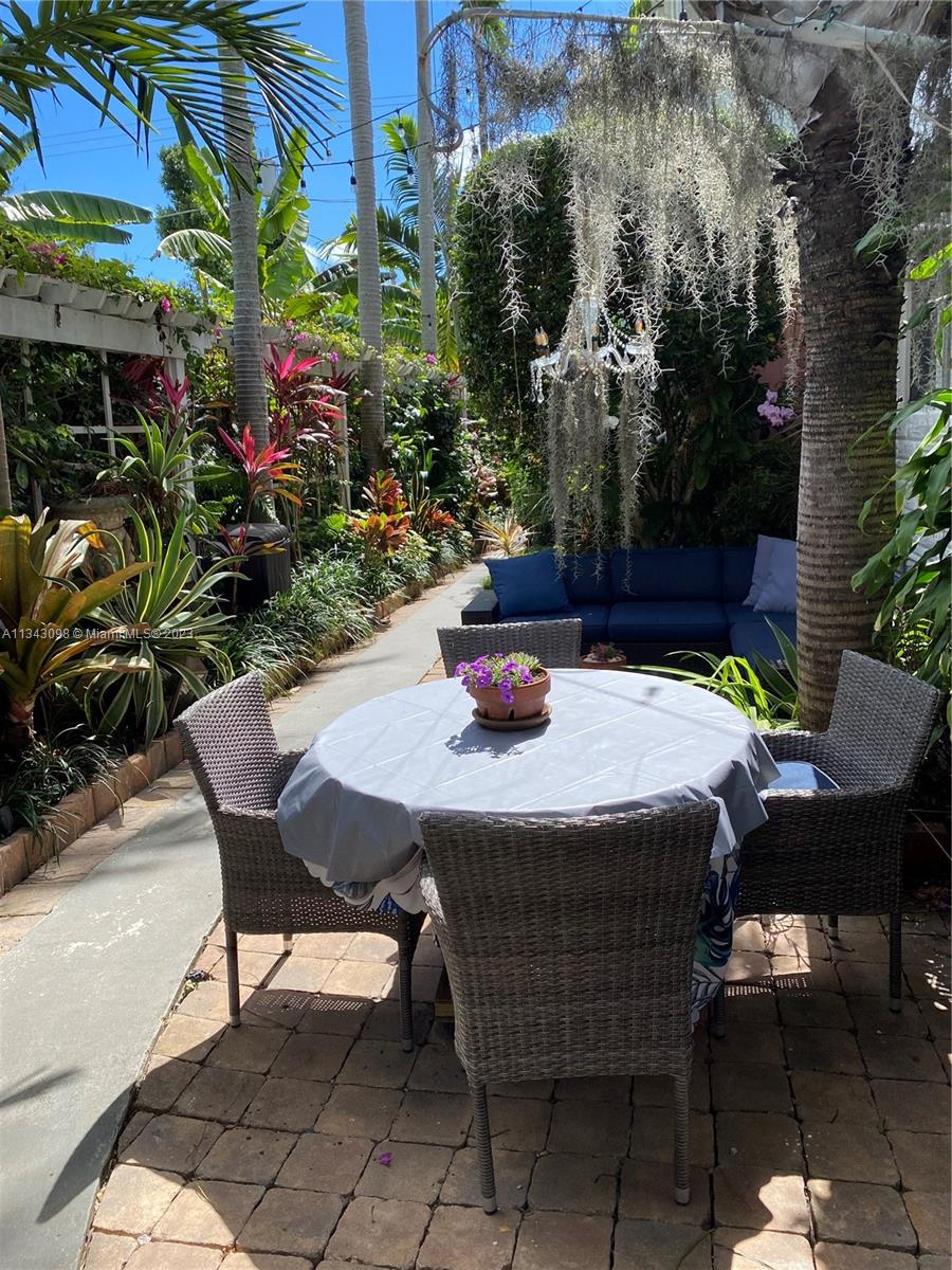 525 NE 63rd St Unit: 4