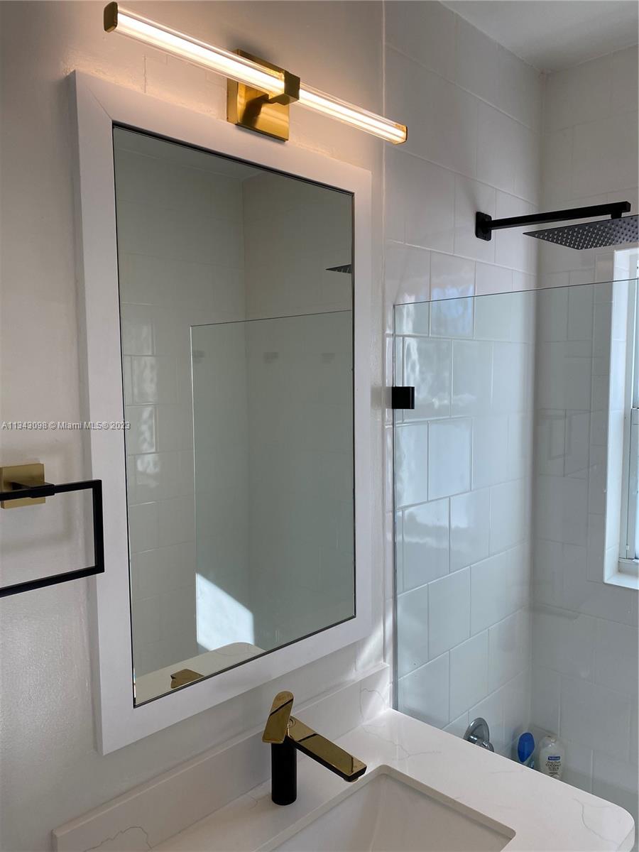 525 NE 63rd St Unit: 4