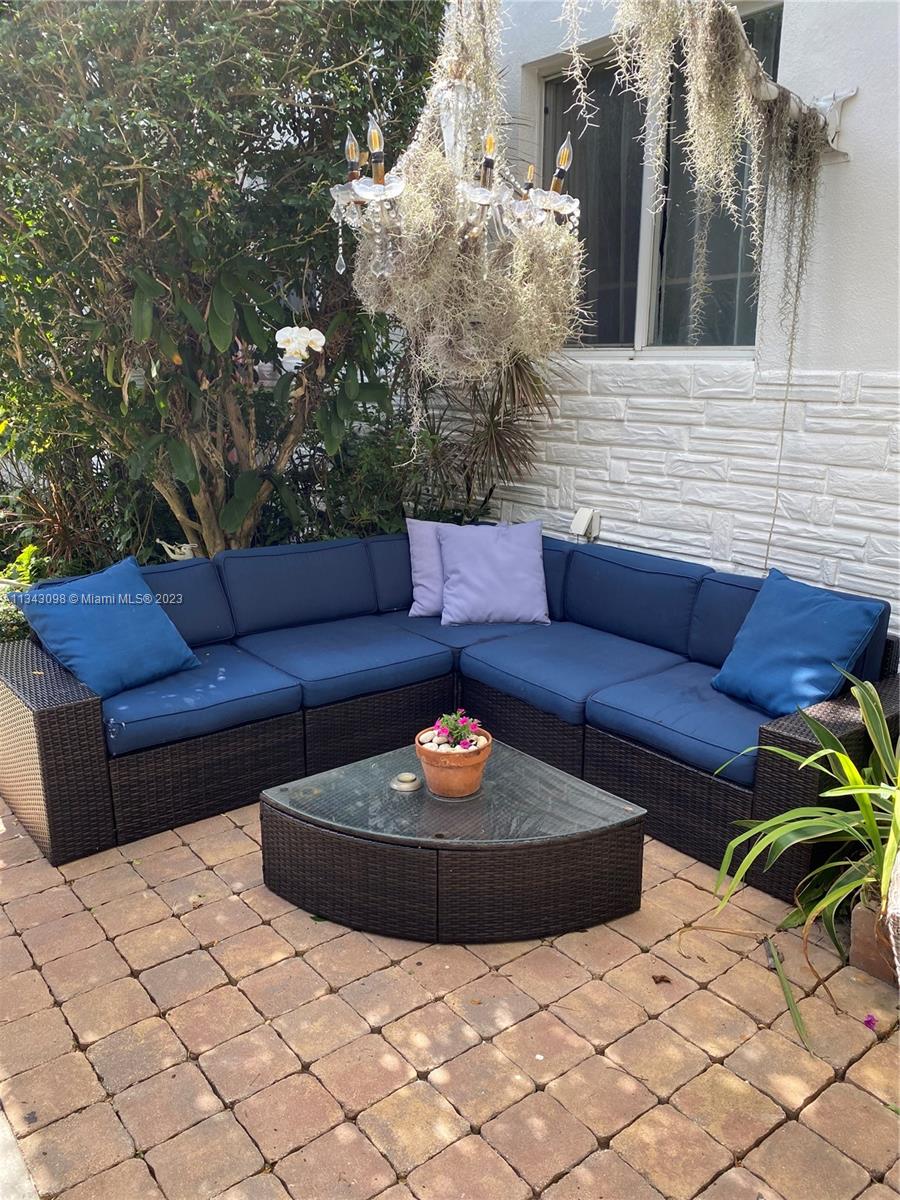 525 NE 63rd St Unit: 4