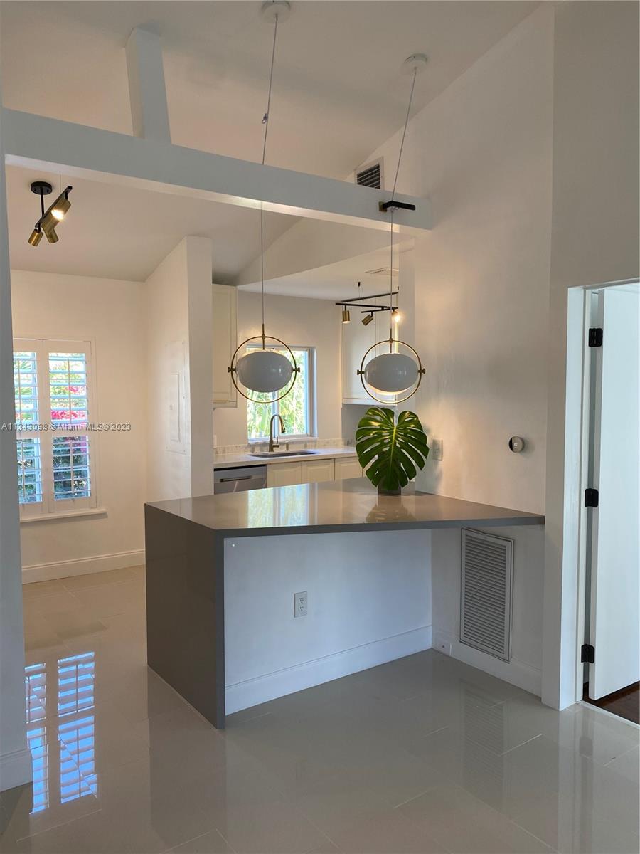 525 NE 63rd St Unit: 4