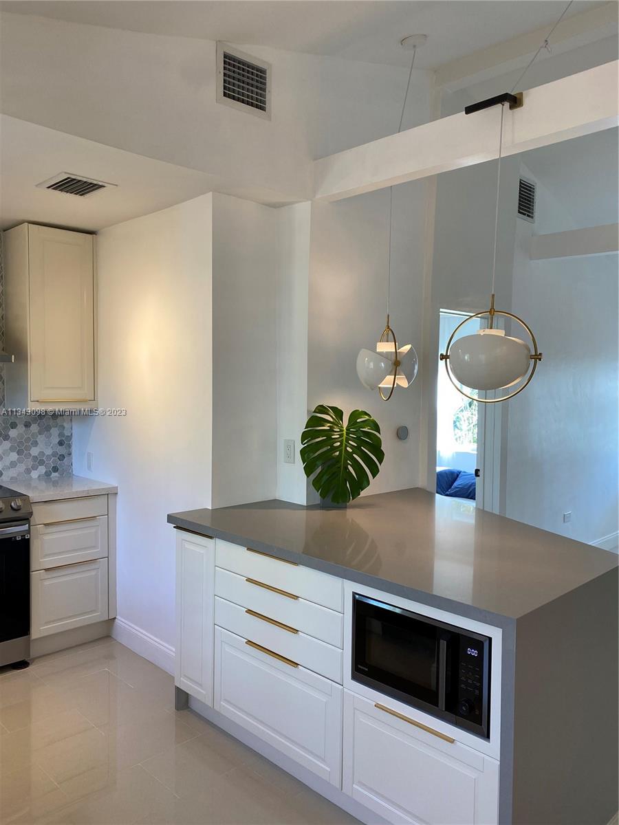 525 NE 63rd St Unit: 4