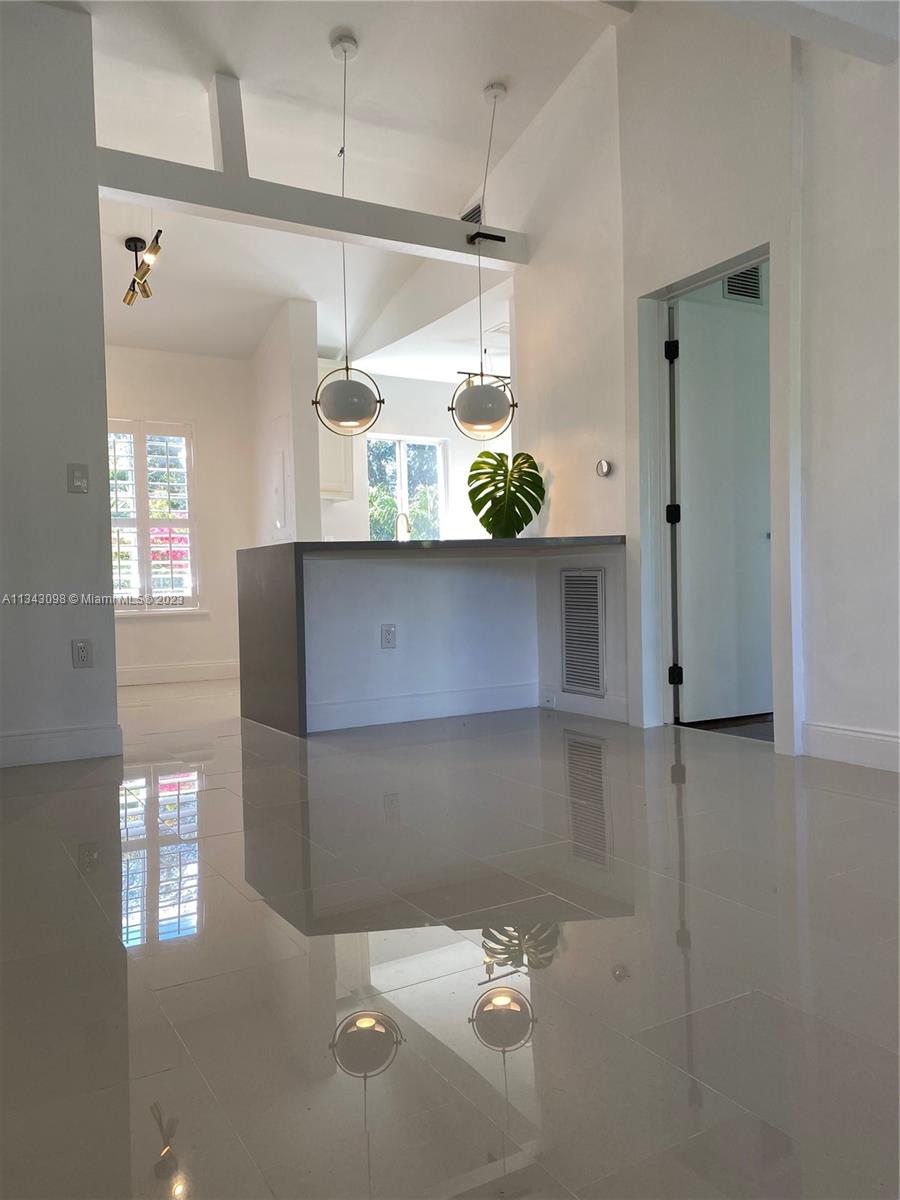 525 NE 63rd St Unit: 4