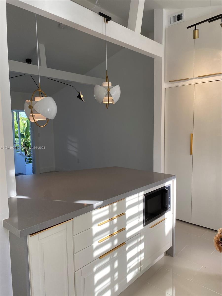525 NE 63rd St Unit: 4