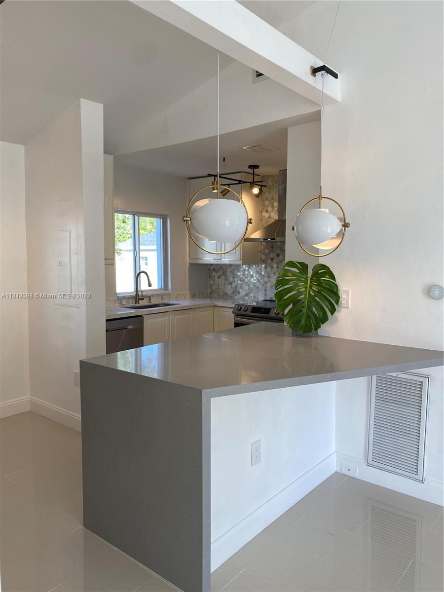 525 NE 63rd St Unit: 4