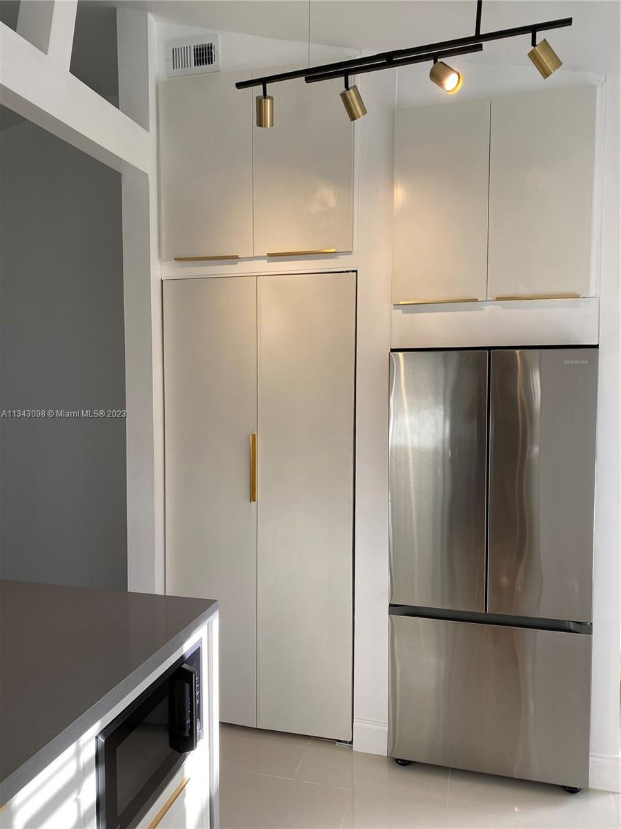 525 NE 63rd St Unit: 4