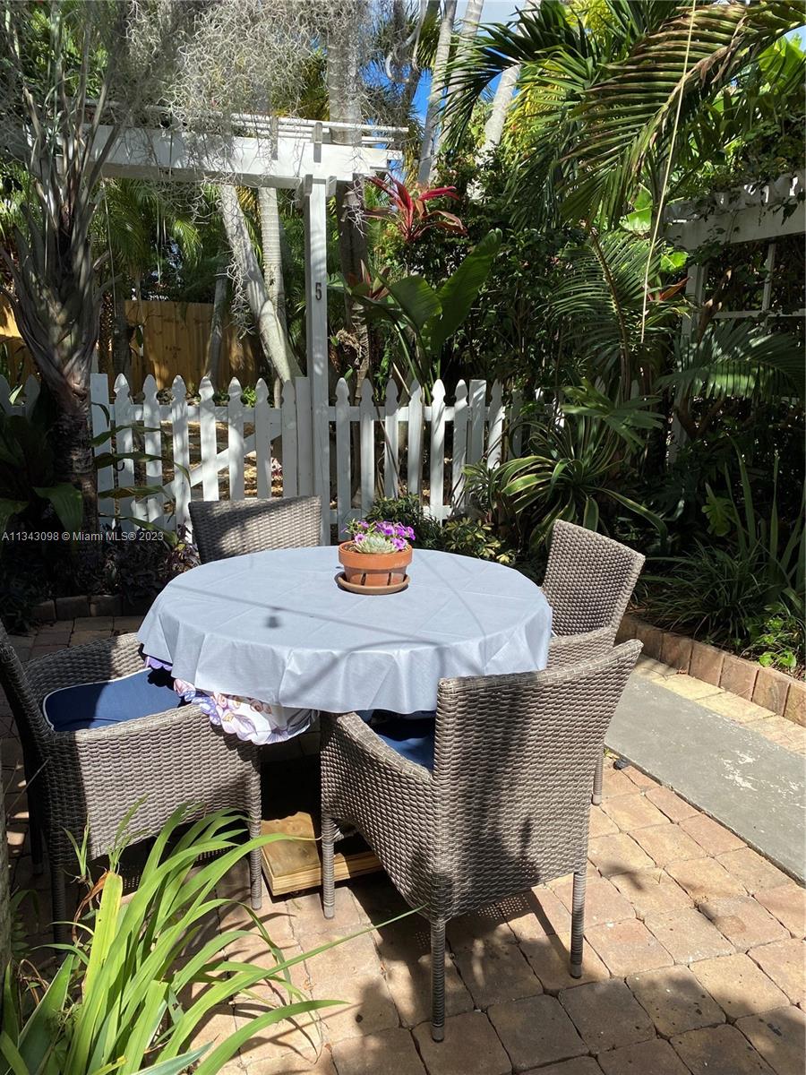 525 NE 63rd St Unit: 4