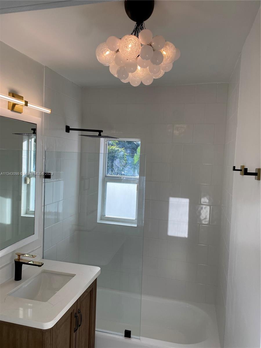 525 NE 63rd St Unit: 4