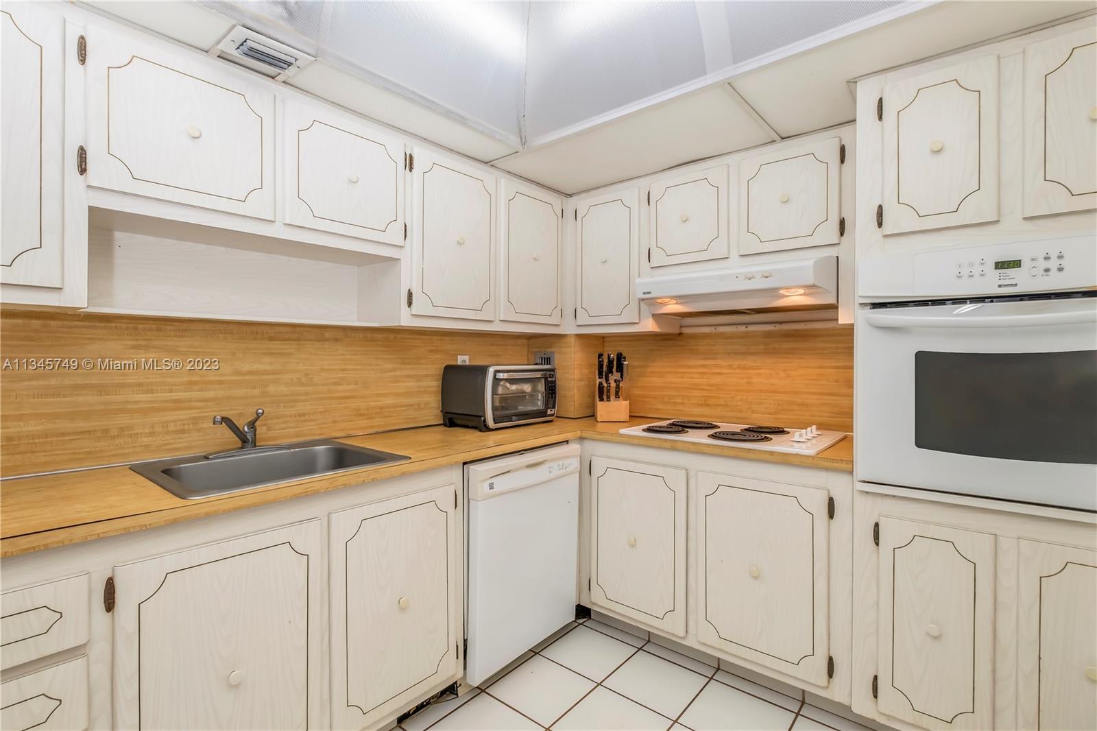 90 Edgewater Dr Unit: 1118